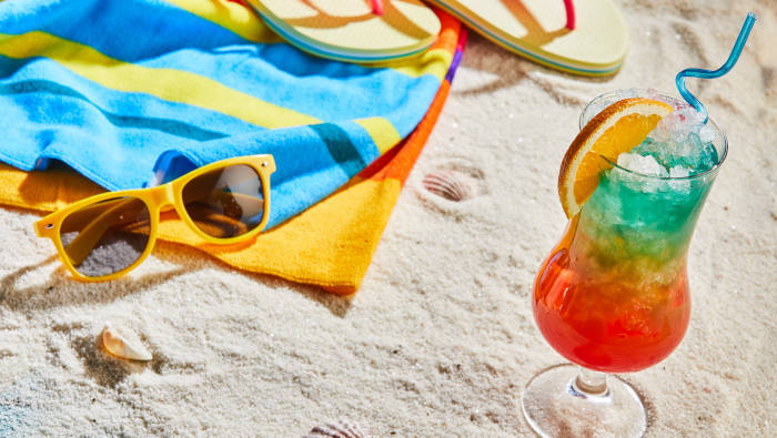 Cocktail am Strand: Wie man im Urlaub zunimmt