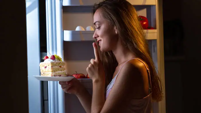 Heißhunger nachts vor dem Kühlschrank